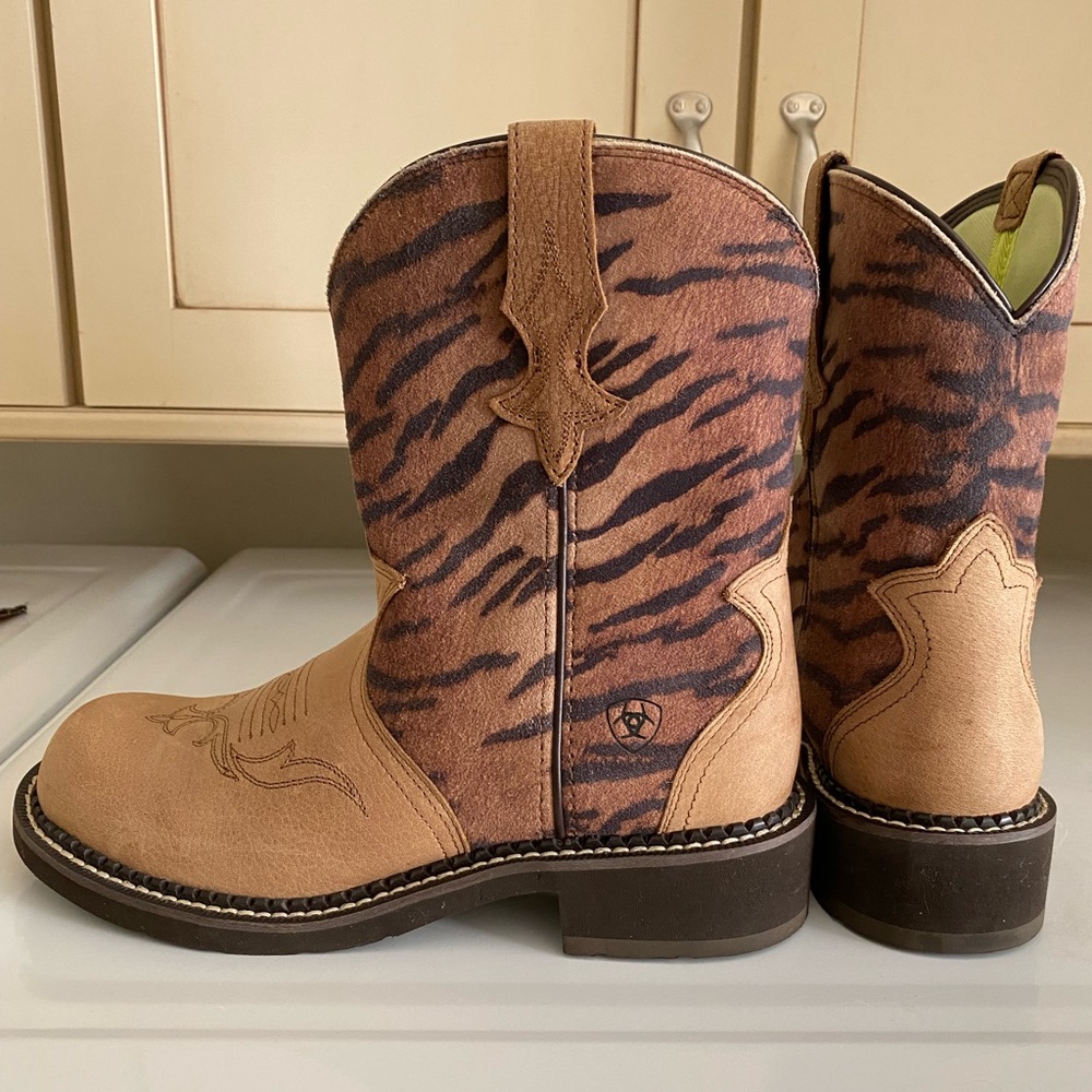 ARIAT HERITAGE FATBABY TRIO BOOT - Tan/Vintage Tiger print
